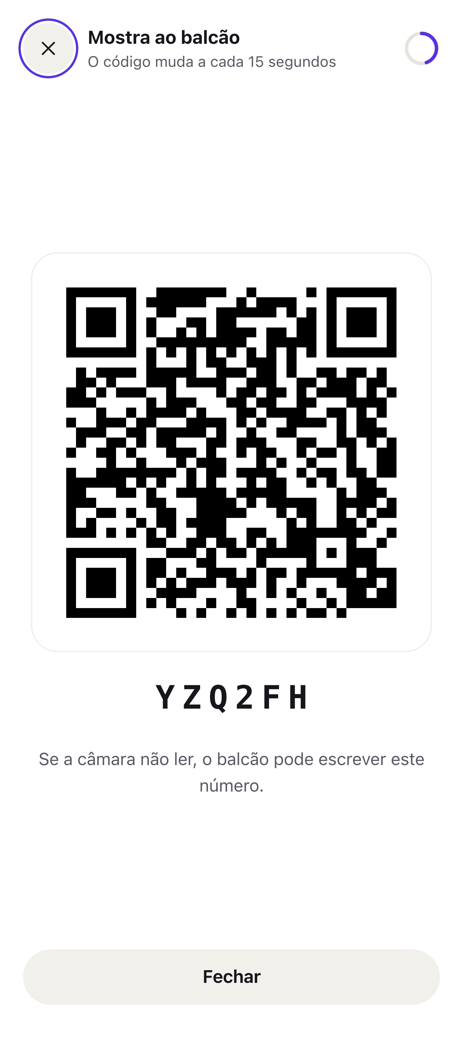 O ecrã do código: em cima, «Mostra ao balcão — o código muda a
                cada 15 segundos» e um círculo de contagem; ao centro, um código
                QR grande; por baixo, seis caracteres em letras grandes, YZQ2FH,
                e a frase «Se a câmara não ler, o balcão pode escrever este
                número».