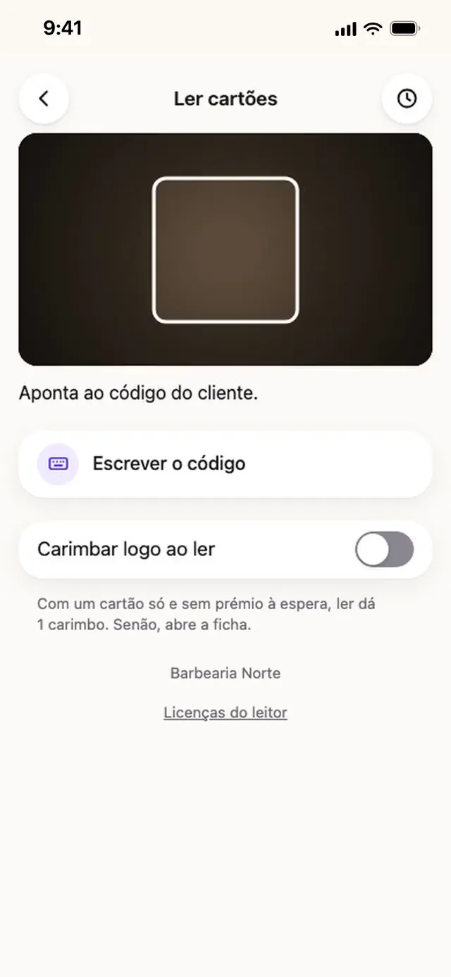 O leitor do balcão, com a câmara a ler o código do cliente.